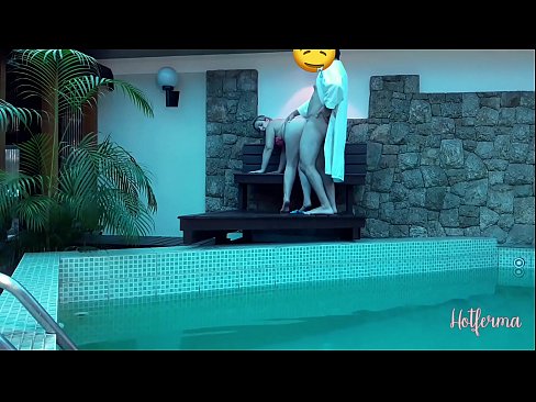 ❤️ Bulla ancillam ad piscinam invitat, sed fervido resistere non potuit Beautiful porn  apud nos
